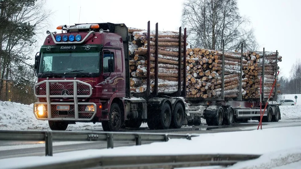 FORDONSBRAND. Den fullastade timmerbilen fattade eld på Timmerleden in mot Piteå.