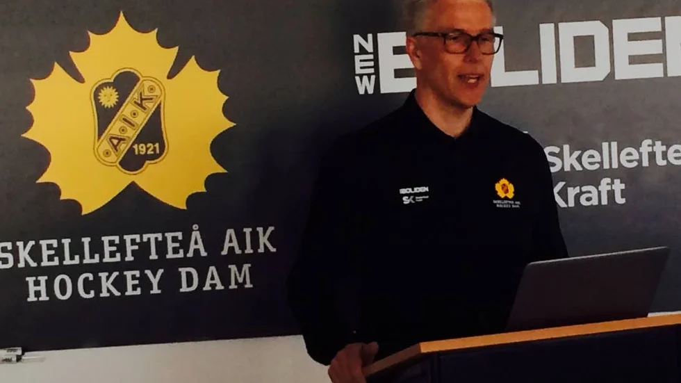 Bilden visar när Pea Israelsson, dåvarande klubbdirektör i Skellefteå AIK, under en pressträff berättade att föreningen skulle starta ett damlag. 