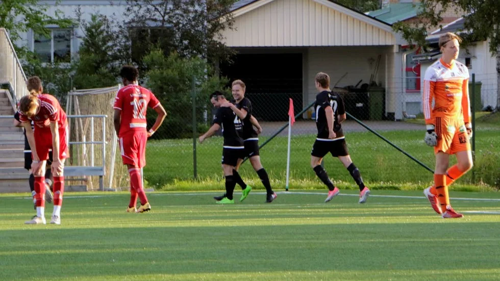 AVGÖRANDET. Tomas Kuoljok gjorde 2-0 till Lillpite i 58:e minuten, ett mål som avgjorde division 4-mötet.