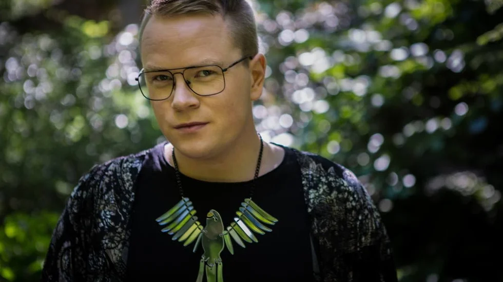 Singeldebut. Många minns nog Jesper Petersson från höstens Idol, där han kom femma. Nu släpper han sin första singel, och premiären står i kväll i Storforsen, där han värmer upp inför ”Trolltagen”.