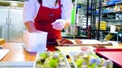 Foto: ANDERS STEINER Elin Wessman är en av restaurangskolans många elever som  ser till att vi kan frossa av julborden på Västerviks krogar.