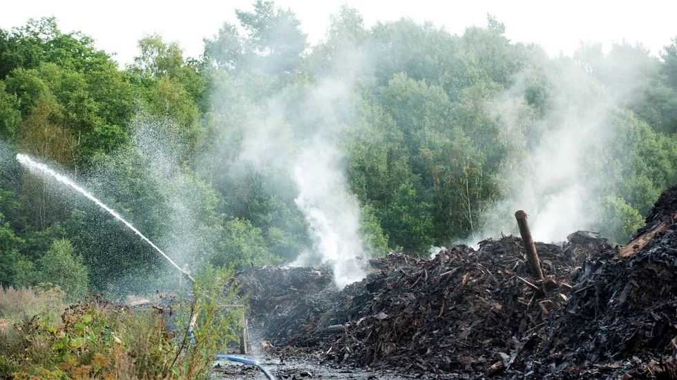 Brand. Från brinnande flishögar på Herrebrotippen (bilden) och en brand på avfallsanläggningen vid Löfstad kommer lukten av brandrök som fått många människor att undra.