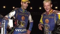 Hoppet om slutspel lever fortfarande för Västervik Speedway. Efter en otrolig rysare vann Västervik över Smederna i går kväll. 2 298 åskådare fick se hemmalaget vinna med 51­45 sedan Tomasz Gollob och Tomasz Chrzanowski (bilden) avgjort med en femetta i sista heatet. Foto: ANDERS LILJEGREN
