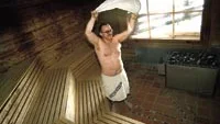 Helhetsupplevelse i bastun på Lysingsbadet utlovar Karl Binder från Kinna
som här visar prov på luftmassage där bastubadaren sveps in i dimman av
dofter.Foto: MAGNUS GLANS