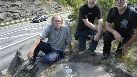 Ytterligare nya fynd av hällristningar – 140 tidigare okända lokaler funna, bland annat i Gunnerstad utanför Gamleby.  På bilden Sven-Gunnar Broström, Kenneth Ihrestam samt Roger Wikell utanför Gamleby.
