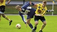 Roger Karlsson fick hoppa in i VFF-målet när Markus Johansson blev utvisad i
lördagens match mot Saxemara. Här plockar Roger åt sig bollen framför
gästernas inhoppare Goce Lamevski.
Foto: ANDERS LILJEGREN