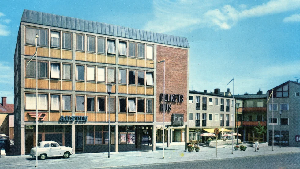 Folkets Hus, dagens Nationernas Hus, ritades av Sven Markelius. Fönsterbröstningarna på den högre byggnadsdelen var ursprungligen av trä, men ändrats med arkitektens goda minne. Foto från 1953.