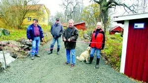 Foto: ANDERS STEINER Bruno Nilsson klipper bandet och inviger vägen på Flatholmen. Bakom honom ser vi Åke Nilsson, Håkan Andersson och Siv Nilsson, alla fast boende på ön.