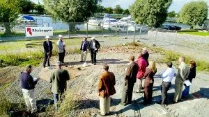 Foto: ANDERS STEINER Klart för byggstart på Tändsticksområdet. De fyra herrarna med spadar är från vänster Riksbyggens regionchef Hans Lundin, bostadsrättsföreningens ordförande Krister Örnfjäder, kommunfullmäktiges ordförande Ivar Svensson samt Skanskas distriktschef Piero Sannicoló.
Foto: ANDERS STEINER  Det här är en stor händelse för oss och startskottet för hela området. Vi bygger 14 lägenheter i denna första etapp, säger Riksbyggens regionchef Hans Lundin som berättar att endast en lägenheter nu återstår. Ganska snart hoppas Riksbyggen kunna besluta om byggstart även för etapp 2.