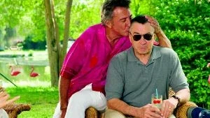Foto: UIP Robert De Niro gör inget för att bättra på sitt falnande rykte i Familjen är värre. Dustin Hoffman kommer därifrån med något mer heder i behåll.