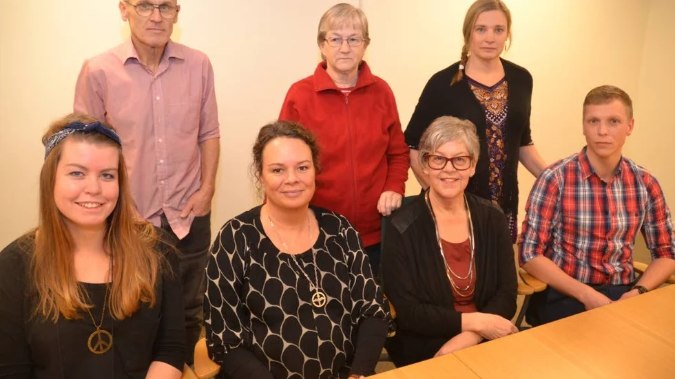 Fick stipendium. Här är några från Hjälpsamma Finspångare, som fick kommunens demokratistipendium. Sittande från vänster Beatrice Krig, Maria Lyshöj, Ylva Gunnarsson och Gabriel Olsson. Stående från vänster Bengt Klintberg, Margareta Bengtsson och Anna Hellerstedt.