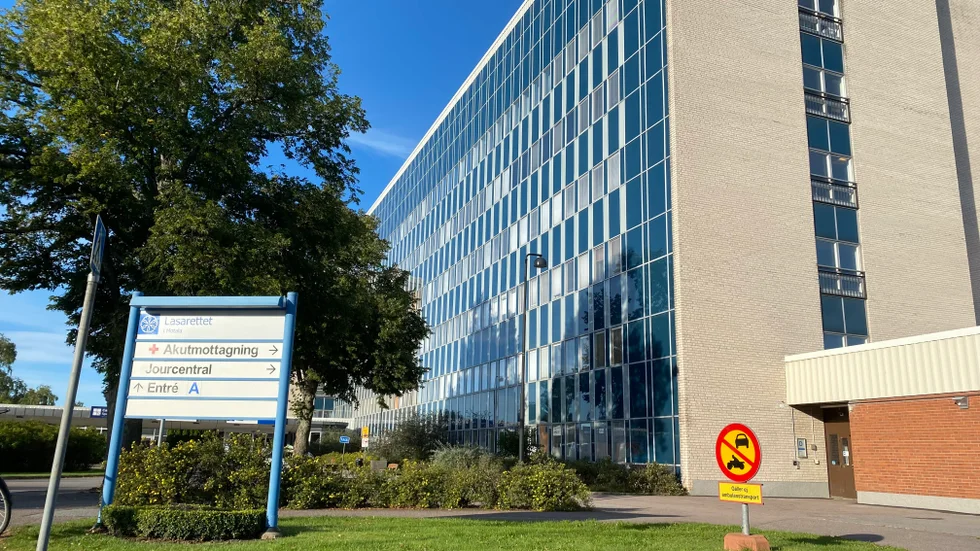 En äldre dam blev av med ett dyrtbart halsband i samband med sin sjukhusvistelse. Polisen har upprättat en anmälan om stöld.