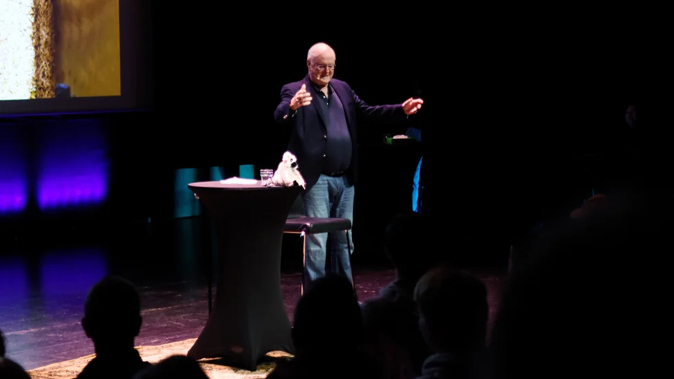 John Cleese är en levande legend och att se honom i Luleå är en upplevelse. Men materialet han levererar imponerar inte på recensenten.