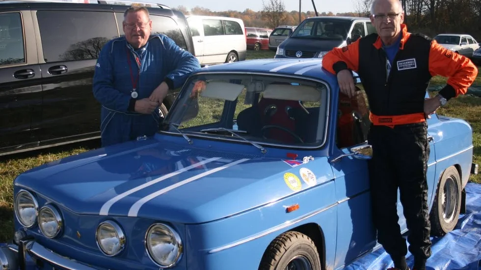 188 år. Med en Renault 8 från 1965 visade den här duon upp sig vid  sprinttävlingen på Himmelstalund. Till höger Håkan Örnerdal (70) och kartläsaren Anders Holmberg (68). Foto: Eddie Sandberg