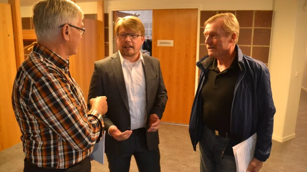 Ja till fastighetsköp. Det sa en oenig kommunstyrelse i Finspång om att köpa glasbrukets fastighet. Men den här trion sa i alla fal ja, från vänster Larseric Ramlöv (FP), Anders Härnbro (S) och Hugo Andersson (C).