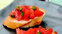 Foto: MONIKA GOTTFRIDSSON Bruschettan blir så mycket godare om man kör med rå tomatröra.