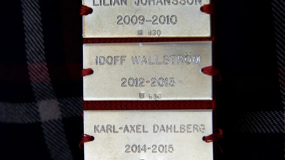 Lions Club byter president regelbundet. Och alla får sitt namn på en silverplakett, på föreningens hängselpar.