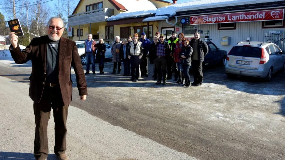 Jörgen Stenberg släppte sin bok ”Grisen, kinesen och…” i lördags. Platsen var Slagnäs lanthandel som är central punkt boken. Alla bokens personer kan ha verkliga förlagor i någon utsträckning, och kanske syns några på bilden.?Foto: Malin Johansson