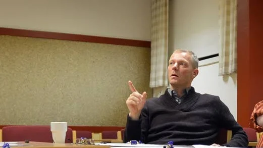 ”Som intressent kan vi ju göra det, men det finns också andra intressenter i det här. Det finns även andra företag på orten som sålt varor och tjänster som nu står utan betalning”, säger Rikard Skiöld, styrelseledamot för Arvidsjaur Flygplats, gällande konkurshotade mot BKM Scandinavia. (Arkivbild)