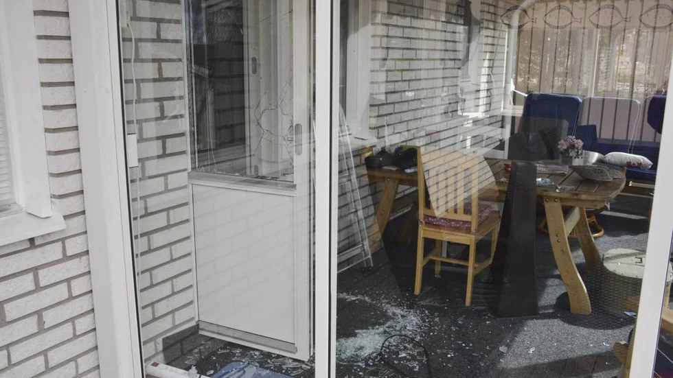 Inbrottstjuven gick in via uterummet och krossade sedan glaset på altandörren med en sten.