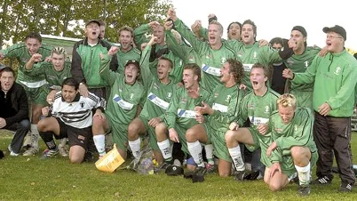 Gissa om det jublades efter seriesegern i division fyra östra. Här är spelarna som ordnade det historiska avancemanget till trean: Peter Hellström, Linus Pettersson, Peter Lundqvist, Espen Surén, Joel Mohede, Johan Jönsson, Jacob Ahlvin, Niklas Pettersson, Jerry Karlsson, Tobias Falk, Halil Seleva, Rikard Andersson, Johan Nicander, Jonny Mobeck, Jimmy Liljegren. Ledare: Tommy Iwung och Kai Jussila.
FOTO: ANITA KJELLBERG