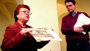 - I den här skriften om Vrinnevisjukhuset står det att vården här kommer att finnas i 100 år, men nu börjar sjukhuset alltmer likna en stor vårdcentral, menar Berit Malmqvist i sitt brandtal för Vrinnevisjukhusets akutvård igår, i samband med överlämnandet av protestlistor med över 7.000 namn, till kommunalrådet Mattias Ottosson.
FOTO: ANITA KJELLBERG