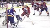 Som vanligt blev det en hård match för Hästen mot Mariestad med utvisningar och seger. Alexander Patchev kom fri men kunde inte få in pucken.
FOTO: JANNE FORSBY