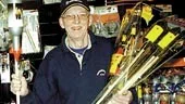 Stig Gustavsson har laddat rejält med raketer och för den lite mer försiktige finns ju alltid tomteblossen.
FOTO: GUNNAR JOHANSSON