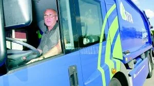 Bengt Besterman från Sita, visade upp en av företagets biogaslastbilar, vid gårdagens seminarium om miljö- och trafiksäkerhetsfrågor för företagen i Norrköping och många passade även på att ta sig en provtur med Bengt bakom ratten. 
FOTO: ROBERT SVENSSON
