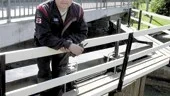 Bosse Kjellgren från Linghem ryckte ut i går morse när Kanalbron i Norsholm drabbades av elfel. 
FOTO: TITTI OLOVSSON