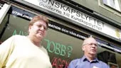 Kommunalrådet Rita Eklund (s), ordförande i vård- och omsorgsnämnden besökte igår personal, boende och anhöriga på sjukhemmet Apelgården. Åsa Caap och Lennart Haffenberg är oroliga för deras sjuka mor och farmor Birgit Jonsson. 
FOTO: ROBERT SVENSSON