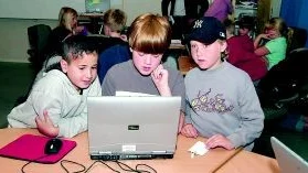 Bakom skärmen. Daniel Bachtay, Thomas Annerfeldt och Marcus Lindgren s amlades framför samma dator på Curt Nicolin Gymnasiet.
FOTO: TITTI OLOVSSON