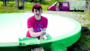 Emma Sköld gör i ordning i Folkets park i sommar igen. Hon målar bland annat fontänen.
FOTO: TITTI OLOVSSON