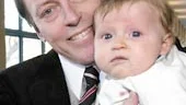 Ragnar Dahlberg grattades av minsta barnbarnet Lisa Liljenström, 3,5 månad. "Hon är den bästa presenten", sa Ragnar Dahlberg om lilla Lisa som nu gjort honom till morfar. Farfar är han sedan tidigare.
FOTO: ROBERT SVENSSON