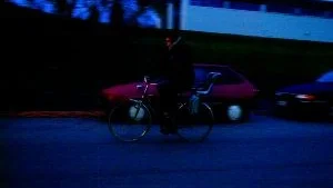 En cyklist utan lyse och reflexer syns dåligt i trafiken. Att cykla så här är rent av livsfarligt.
FOTO: ROBERT SVENSSON