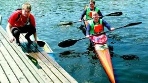 Fredrik Östlund, Linköpings KK, vann K1 över 18 km i Lorepaddeln och hade en spurtuppgörelse med Johan Stenberg/Per Sandgren i en K2:a. Här pustar de ut efter en väl utförd tävling i sjön Bönern.
FOTO: GUNNAR JOHANSSON