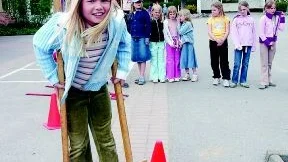 Styltbana med olika hinder var en av aktiviteterna. Felicia Jonsson provar på.
FOTO: TITTI OLOVSSON