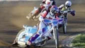 Daniel Nermark fixade tillsammans med Steve Johnston (trea när bilden togs) en femetta i det sjunde heatet. Vals-föraren som ligger tvåa är Joe Screen. Vargarna vann med 18 poäng mot Hagfors-laget.
FOTO: ROBERT SVENSSON