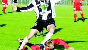 34-åring med ansvar. Pelle Andersson, med allsvenska meriter från IFK Norrköping, är beredd att dra ett tungt lass i Nyköping. Pelle, här i Sylvias dress, har redan kommit igång med målfabrikationen på försäsongen.