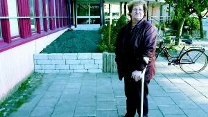 Lillemor Bergholm är upprörd för att rampen utanför det här huset på Vallonvägen tagits bort och de som behöver den är hänvisad till baksidan av huset.   
FOTO: TITTI OLOVSSON