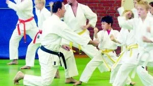 Mirce Opeloski, Malmö, är huvudledare för Shotokan karate i Sverige. Han var instruktör på Finspångs Karateklubbs seminarium. Här samtalar han mera ingående med Jonas Carlsson, Finspång. 
FOTO: TITTI OLOVSSON