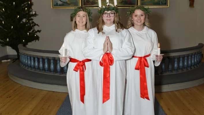 Lucian Ida Ålund med tärnorna Evelina Isaksson och Alice Nyberg.