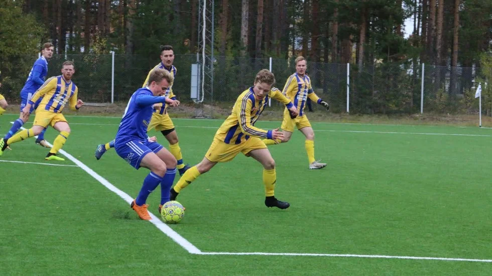 Jonathan Eriksson trixar i straffområdet.