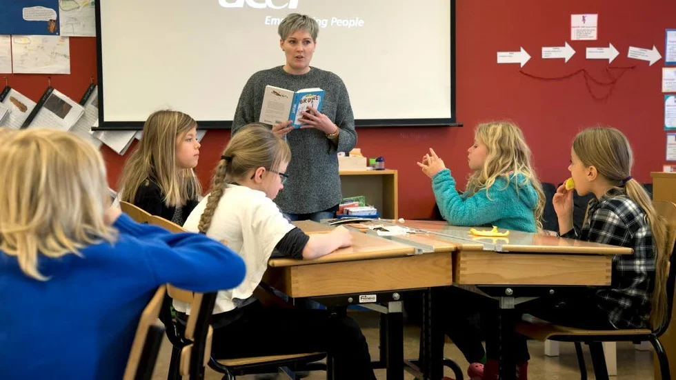 Vid Tolvmansskolan, som var för dyr att driva för Piteå kommun, räcker pengarna nu både till gratis mellanmål (fruktstund), bättre lunch och en skidskola, påpekar Rickard Fahlman. (Arkivbild)