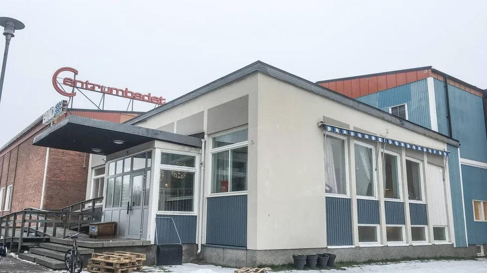 Centrumbadets vara eller icke vara har varit en återkommande fråga inom lokalpolitiken de senaste fem åren. Men nu närmar sig stora renoveringskostnader och fastighetsförvaltningen efterlyser beslut. Renovera eller bygga nytt?