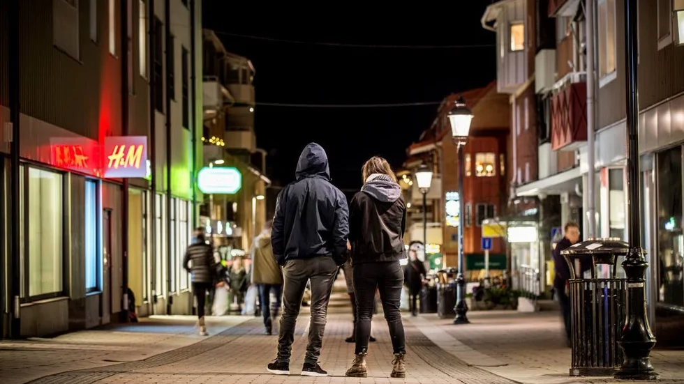 Den kvinnliga praktikanten tillsammans med sin pojkvän, som varit ett viktigt stöd för henne genom hela processen med ofredandena.