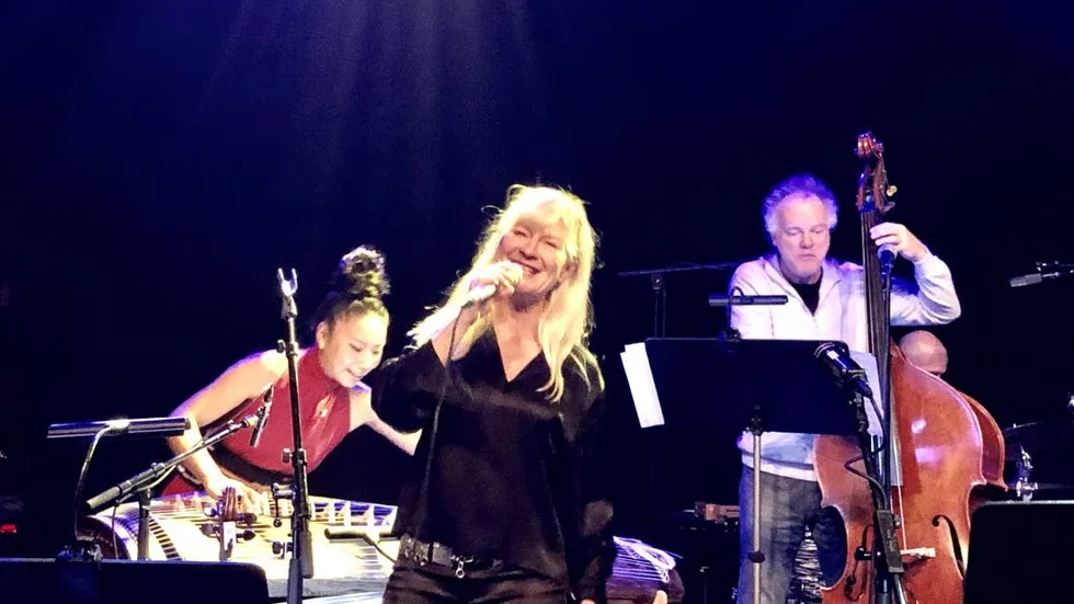 Karin Nakagawa, Lena Willemark och Anders Jormin gästar Norrbotten Big Band på turné genom länet. På fredagskvällen bjöd de publiken på stämningsfull konsert i Black Box, Acusticum.