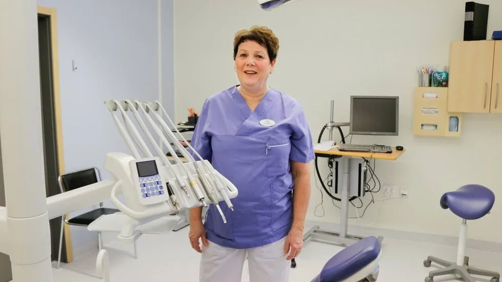 "Jag tror att fler går till tandläkaren när man har en förlängd ålder där man har gratis tandvård", säger Eva Stridsman, enhetschef vid Folktandvården i Öjebyn. (Arkivbild)