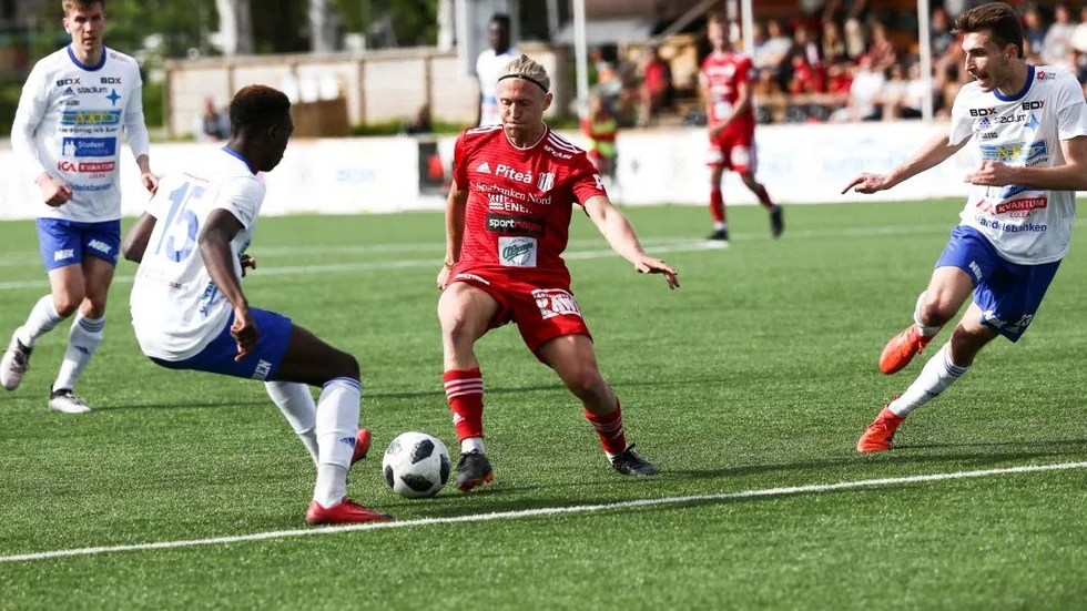 Gustav Rönnbäck Wallin är en av kandidaterna att bli bäste mittfälatre i division 2 Norrland.