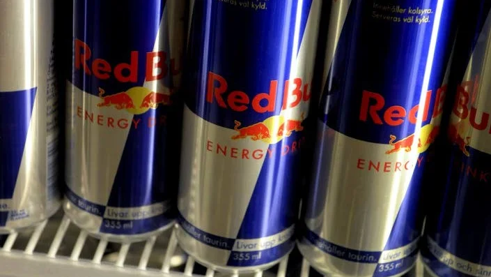 16-19-åringar är väl ändå vuxna nog att kunna avgöra vad de stoppar i sig, som till exempel energidrycker. Varför förbud? undrar Camilla.